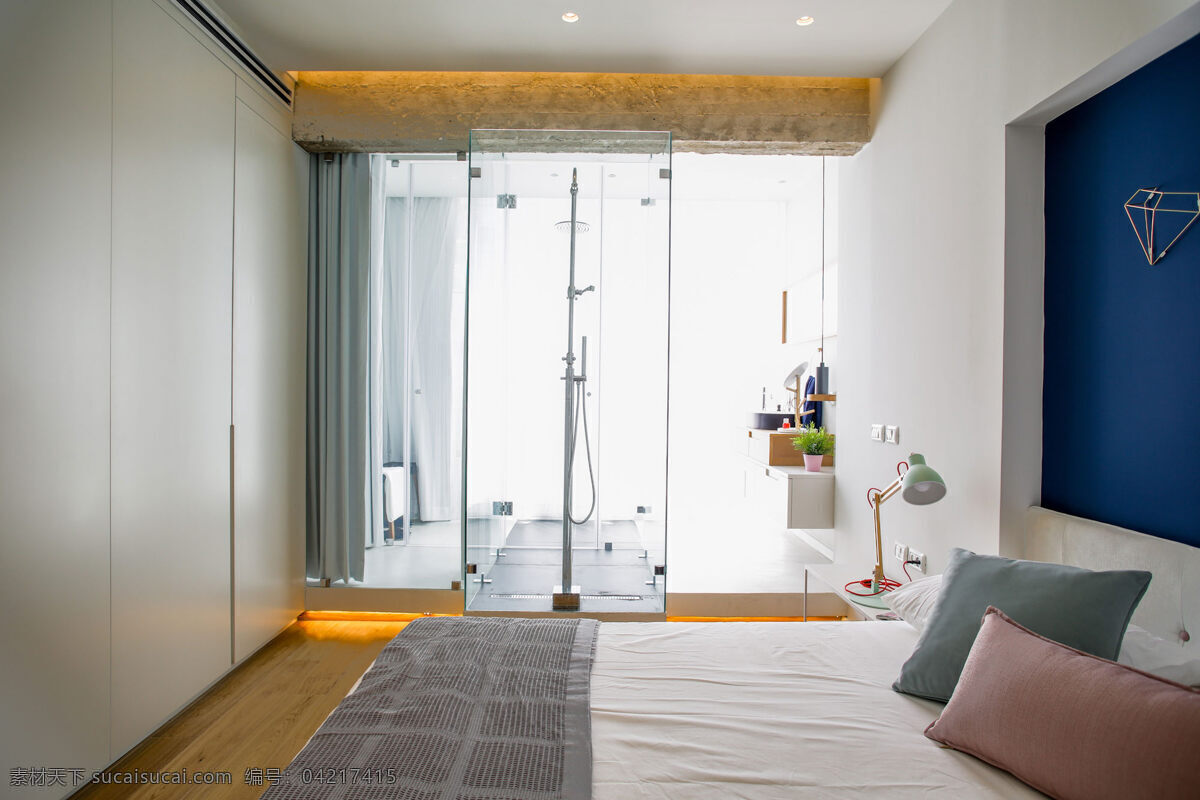 简约 时尚 卧室 落地窗 装修 效果图 床铺 床头蓝色背景 方形吊顶 黄色木地板 灰色墙壁