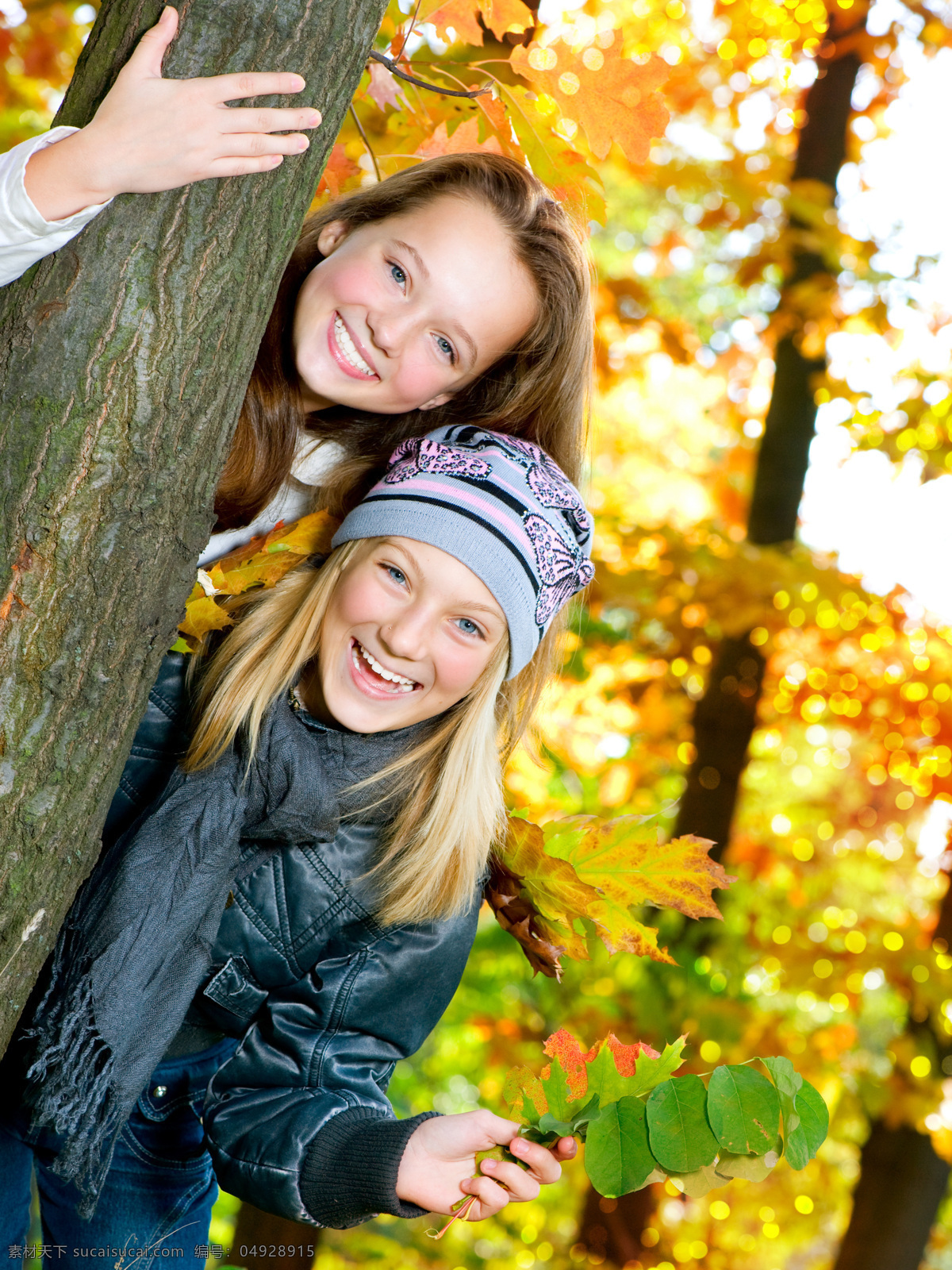 开心 微笑 姐妹 人物 女性 户外 风景 休闲 秋天 落叶 亲密 亲情 阳光 树林 背靠背 一家人 生活人物 人物图片