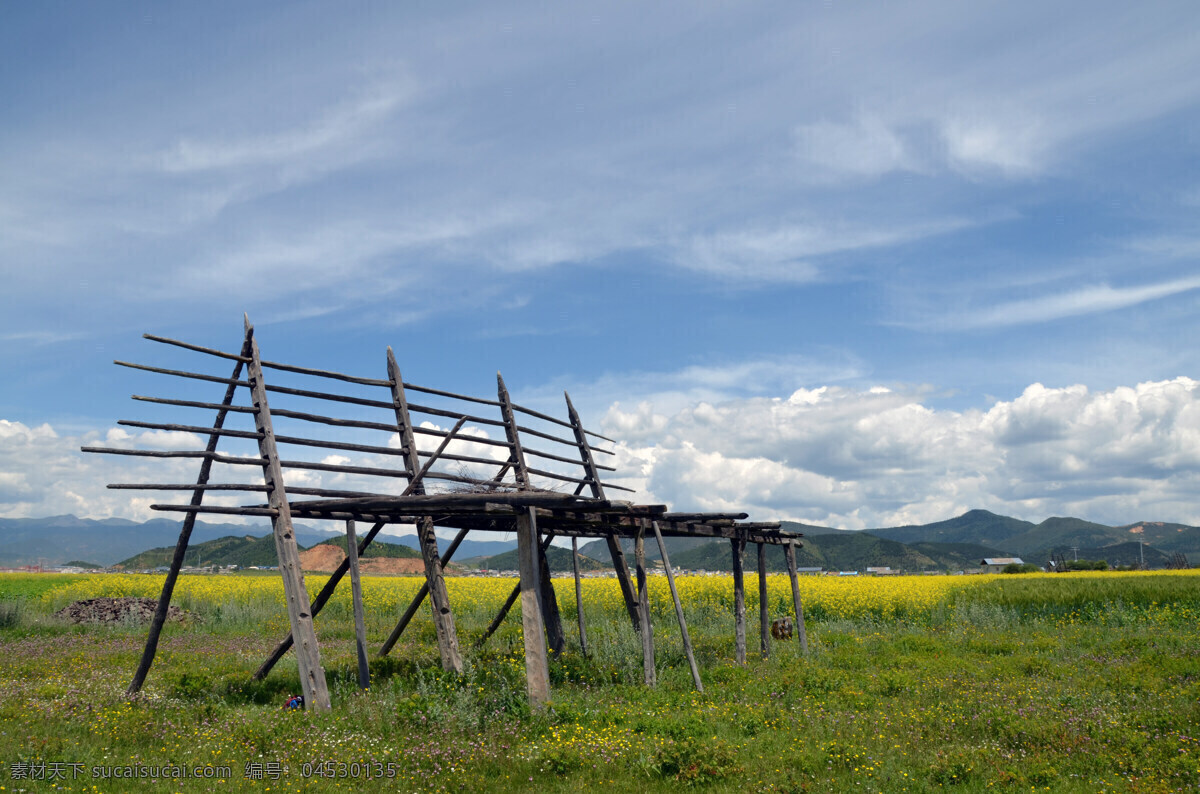 干草架 草地 蓝天 中甸 香格里拉 自然景观 田园风光