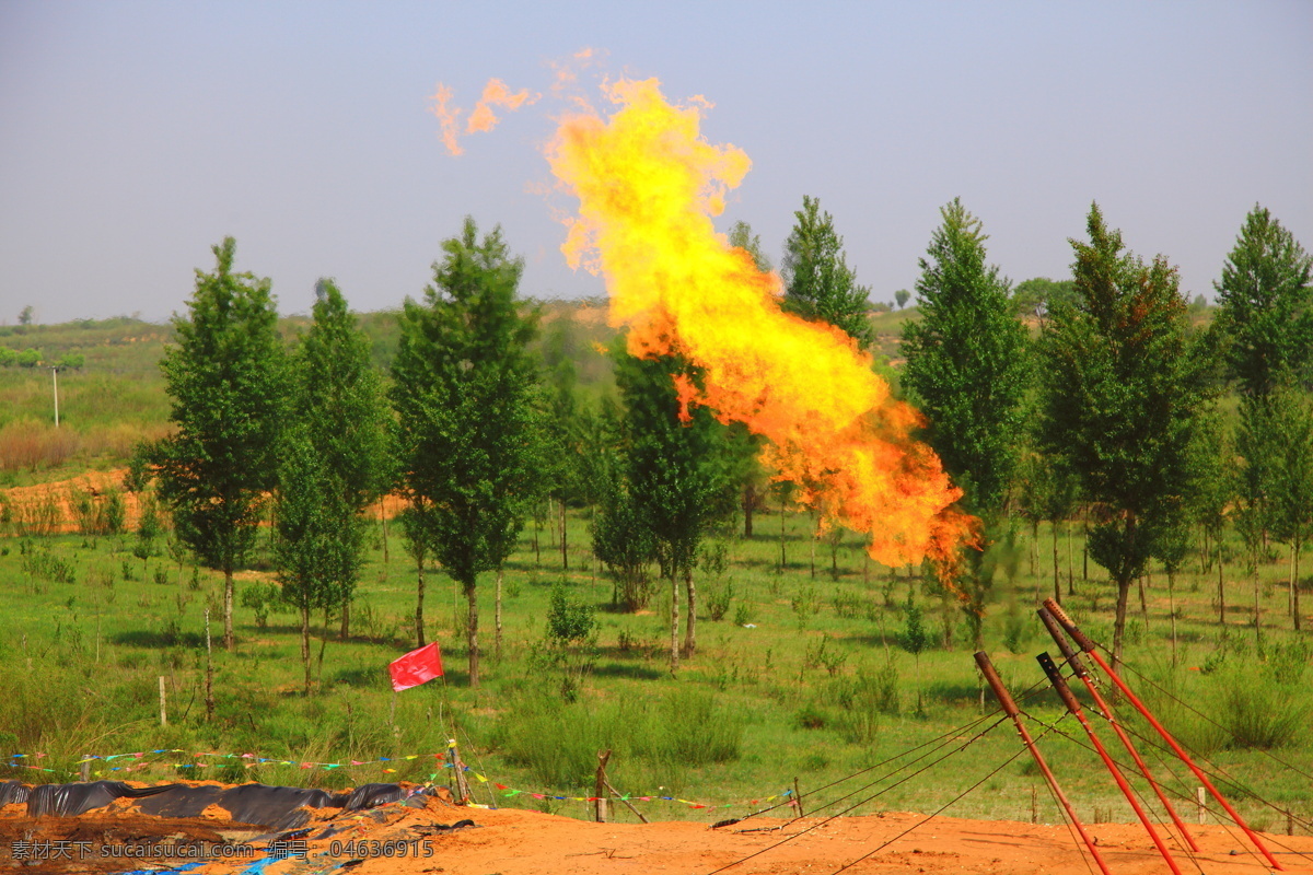 火炬 石油 天然气 气田 天然气井 放喷 鄂尔多斯 呼吉尔特 毛乌素沙漠 绿树 农田 工业生产 现代科技