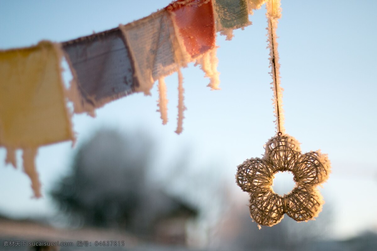 悬挂着的饰品 藏族的祷告旗 冬天 冻结 上午 日出 瑞士 然后再歇 gruet 彩色 花型 天空 蓝色 生活百科 生活素材