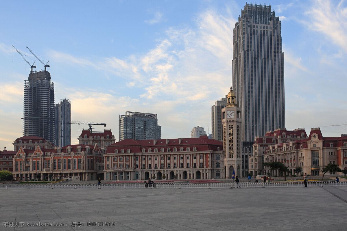 天津 津湾广场 欧式建筑群 红瓦顶楼房 钟楼 游客 大厦 在建高楼 蓝天白云 景观 景点 旅游风光摄影 建筑风光 旅游摄影 国内旅游