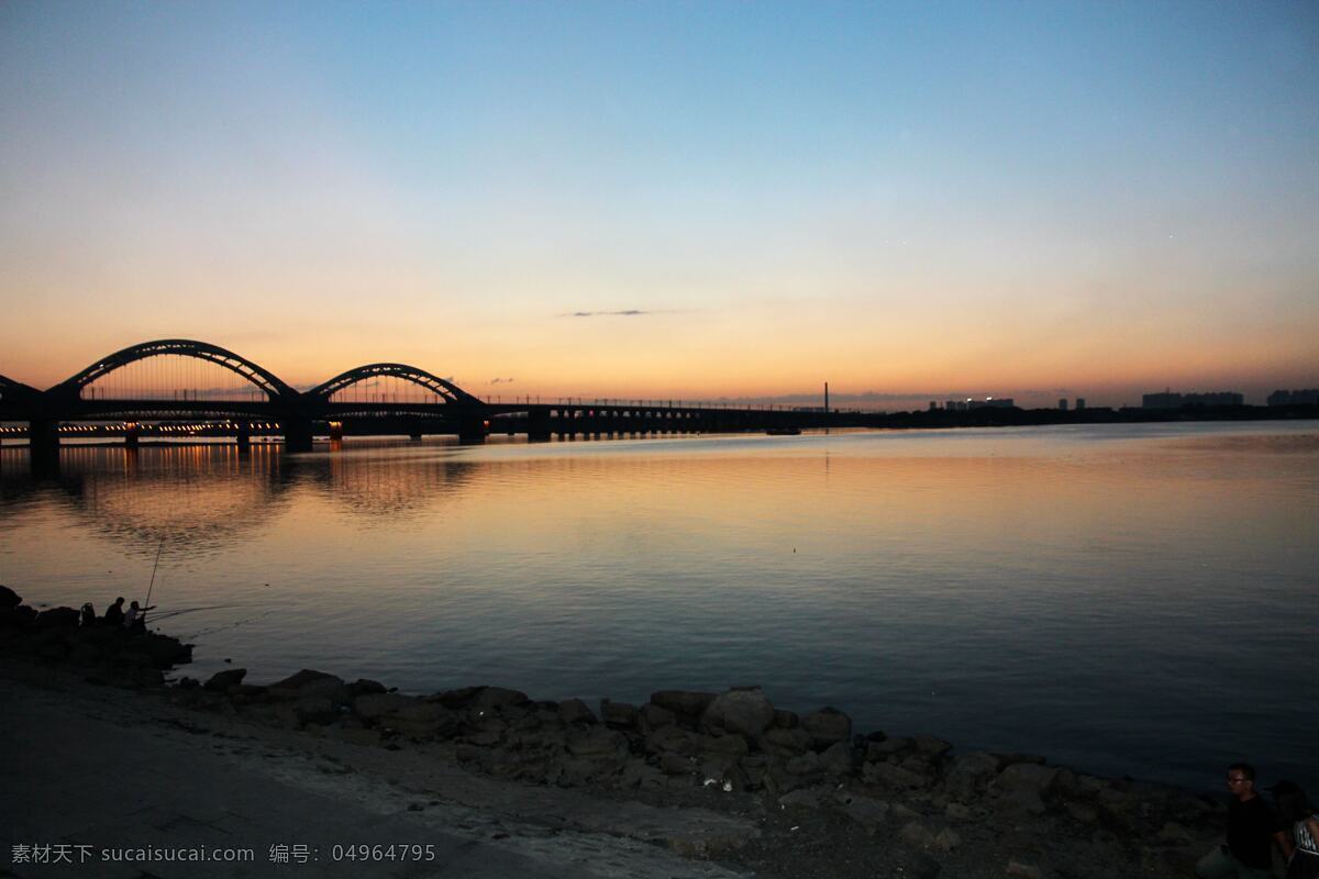 夕阳晚霞 晚霞夕阳 晚霞 夕阳 朝霞 黄昏 黎明 彩霞 彩云 自然风光 自然现象 夕阳西下 桥 倒影 小船 哈尔滨风景 旅游摄影 国内旅游