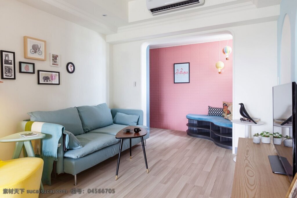 清新 时尚 客厅 黄色 凳子 室内装修 效果图 客厅装修 蓝色沙发 木地板 浅粉色背景墙