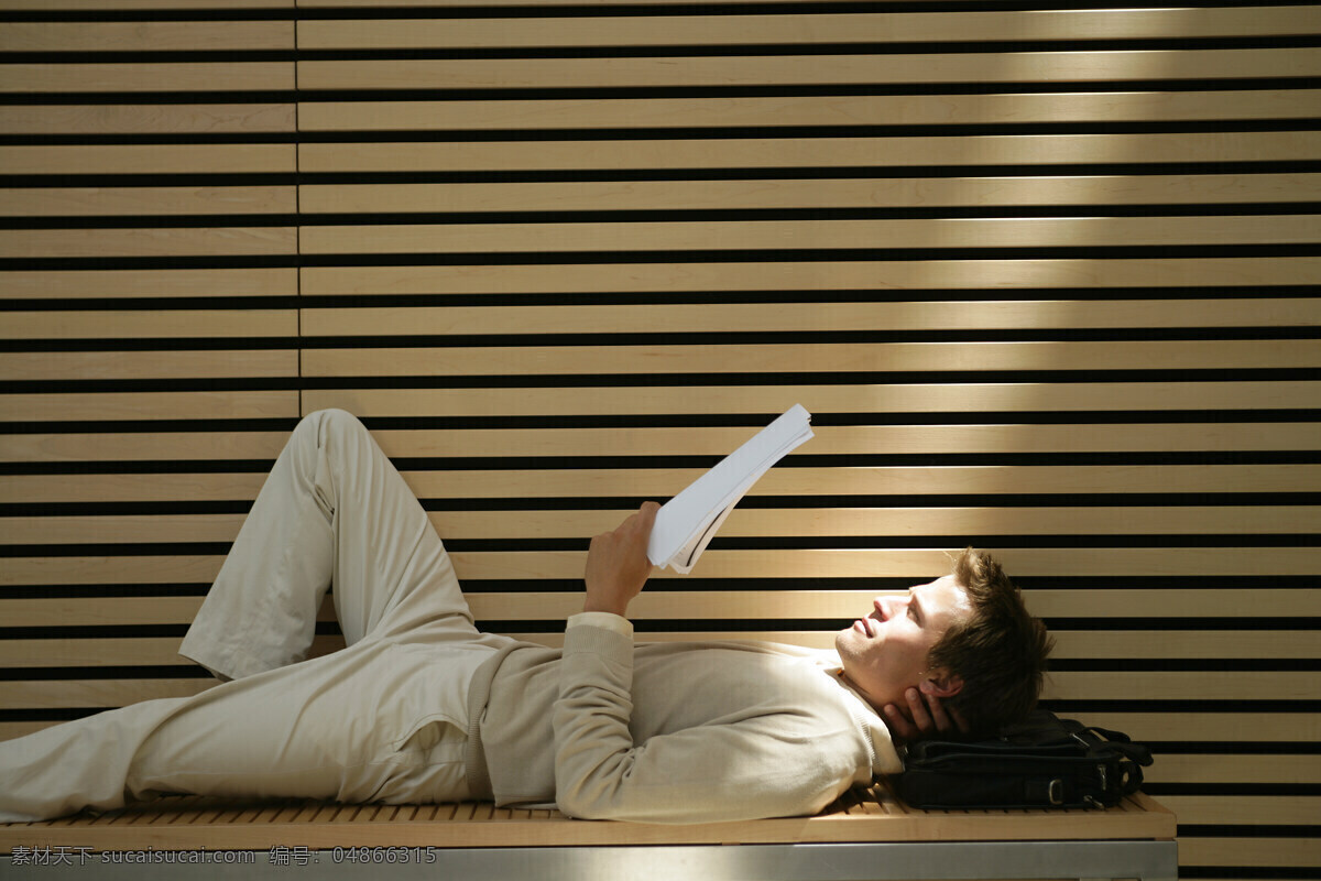 躺 长椅 上手 文件 看 男士 木条 木制品 外国男人 商务人士 商务男士 枕头 躺着 看书 看文件 手势 拿着 工具 商务素材 项目管理 高清图片 人物图片