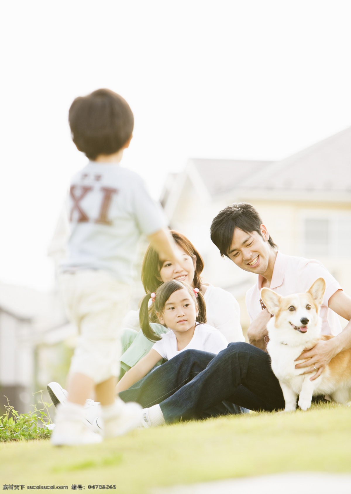 一家人 其乐融融 阳光 绿草地 房子 幸福一家人 白色帆布鞋 晒太阳 宠物 玩耍 生活人物 人物图片