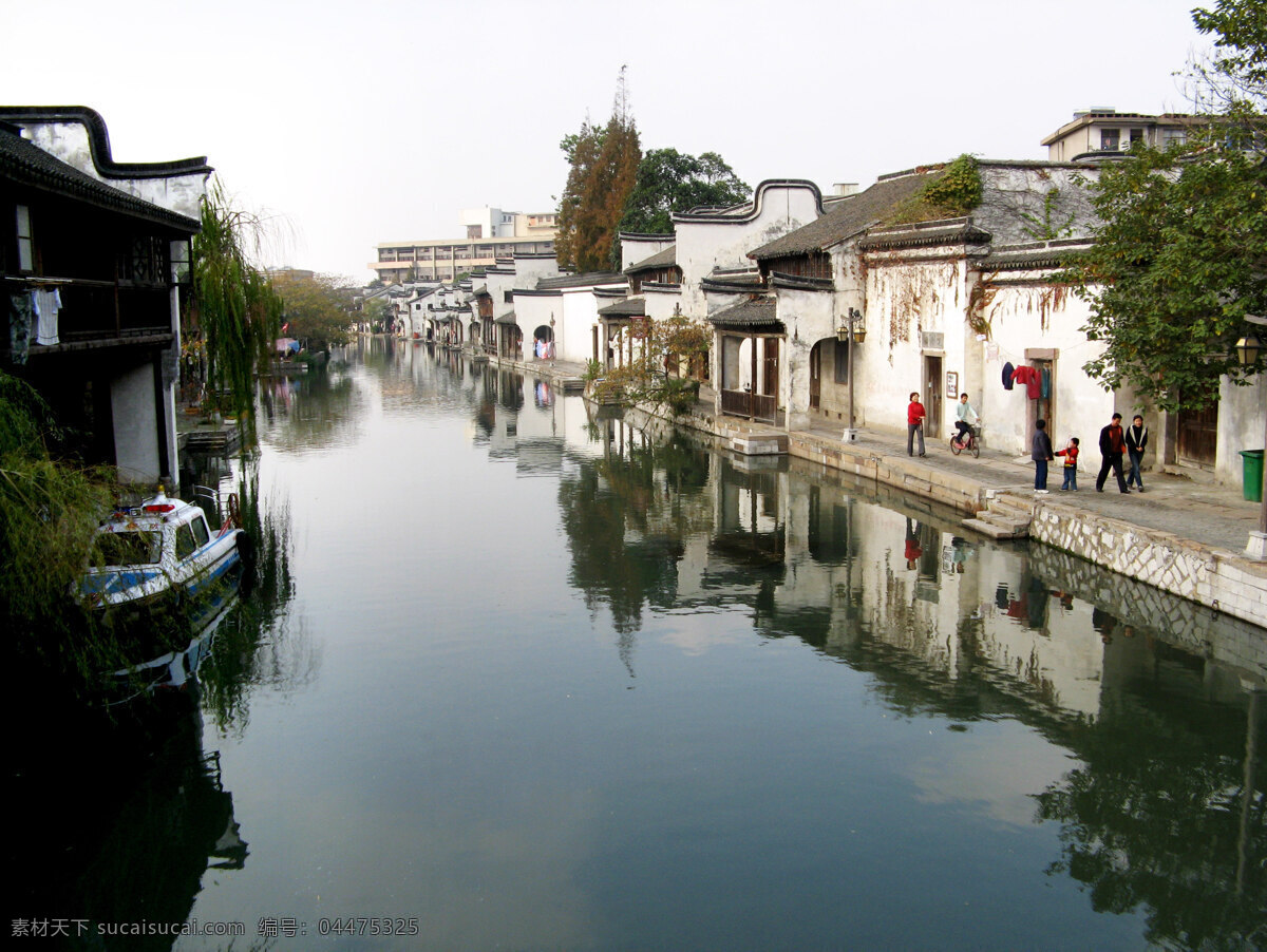 古镇南浔 风景 旅游 水乡 古镇 南浔 民居 房屋 瓦房 旧房子 游艇 游人 河涌 窗台 石阶 水巷 倒影 树木 天空 国内旅游 旅游摄影