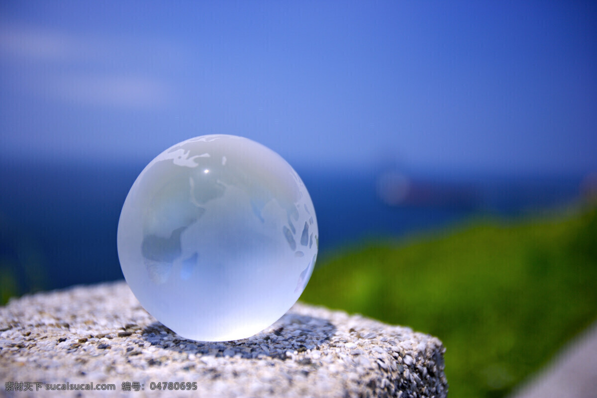 放在 石 面上 水晶 地球 模型 水晶球 水晶地球 环保 公益广告 高清图片 地球图片 环境家居