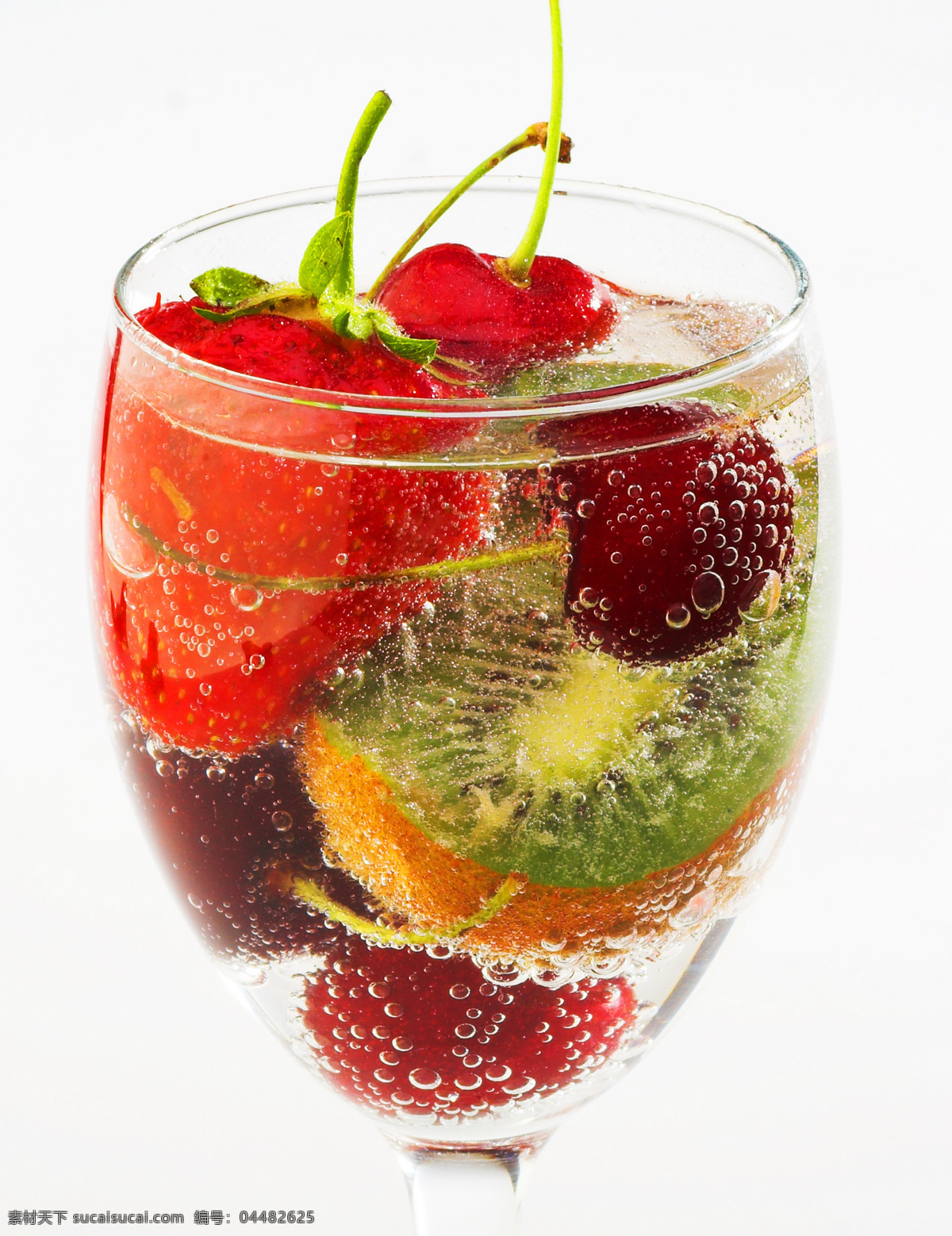 杯中 新鲜 水果 杯中水果 草莓 新鲜草莓 迷糊桃 叶子 绿叶 水 浸泡 水泡 气泡 杯子 玻璃杯 高清图片 水果图片 餐饮美食