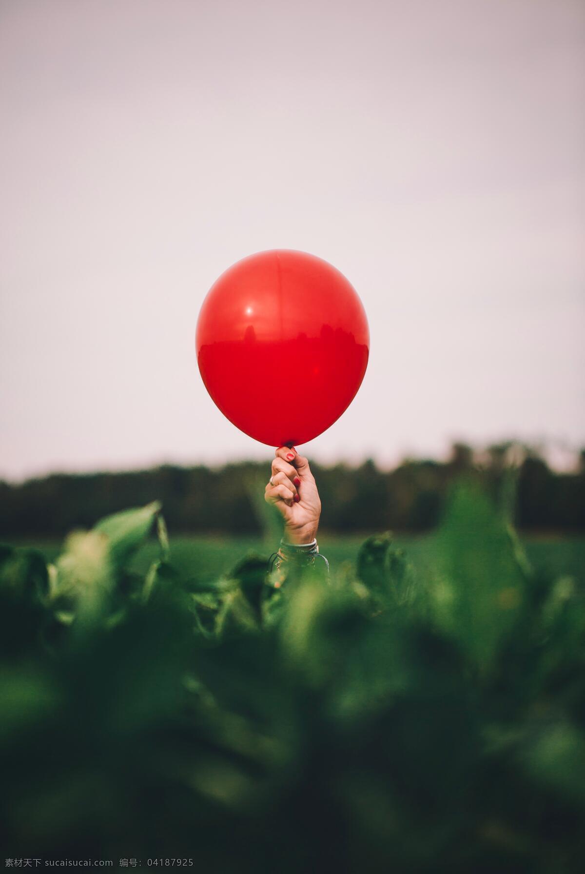 拿气球的手 手 手部 特写 气球 红色 红气球 户外 文艺 气质 清新 生活百科 生活素材