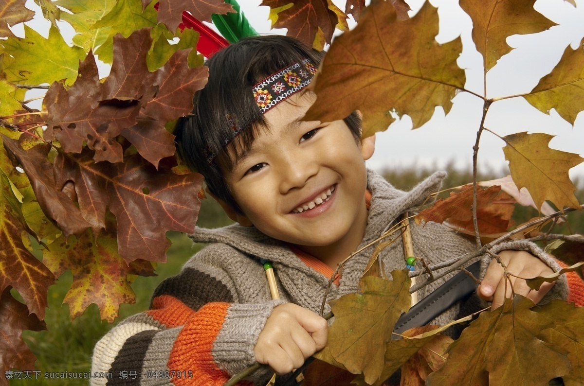 开心 玩耍 儿童 树叶 枯叶 男孩 人物 人物摄影 人物素材 国外儿童 儿童图片 人物图片