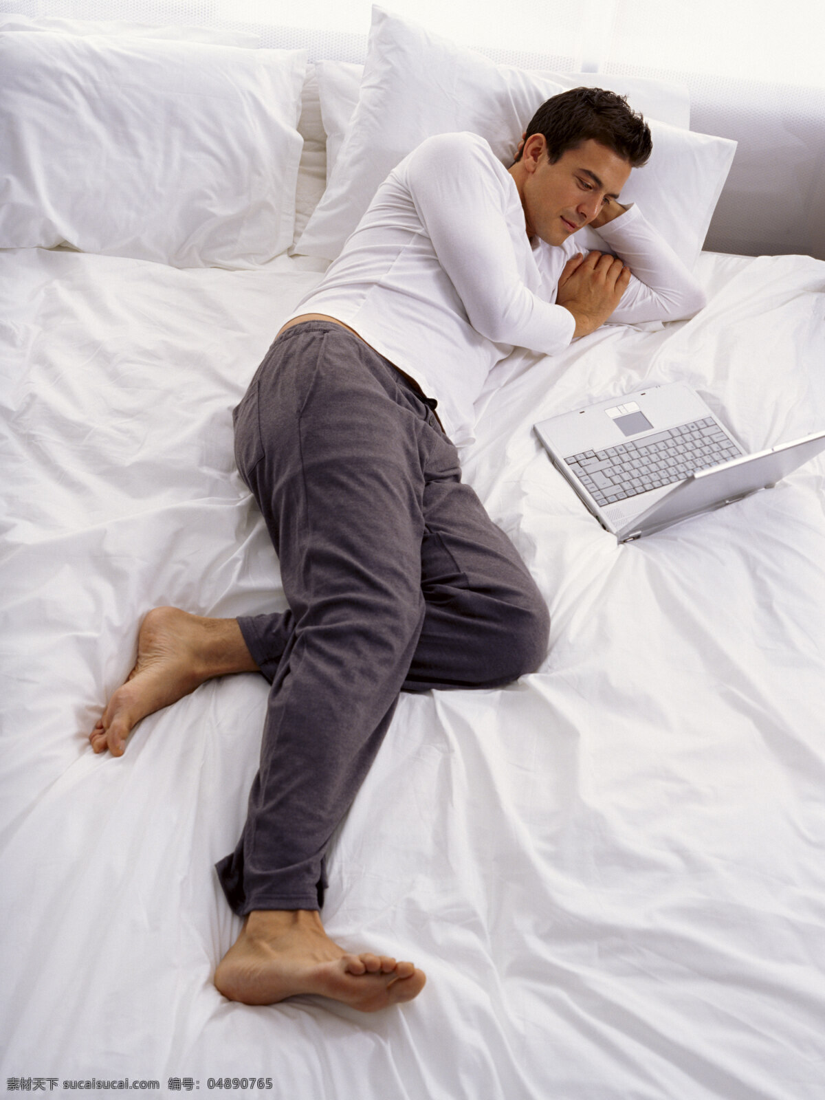 床上 看 影片 男人 外国男性 男性 外国夫妻 幸福 微笑 躺在床上 看影片 笔记本电脑 情侣图片 人物图片