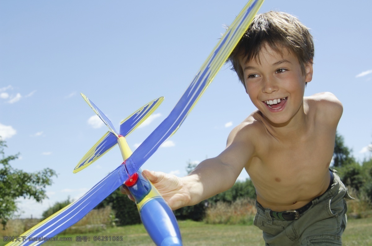 草地 上 玩 飞机 儿童 玩具飞机 男孩 人物 人物摄影 人物素材 儿童摄影 小孩 玩耍 儿童图片 人物图片