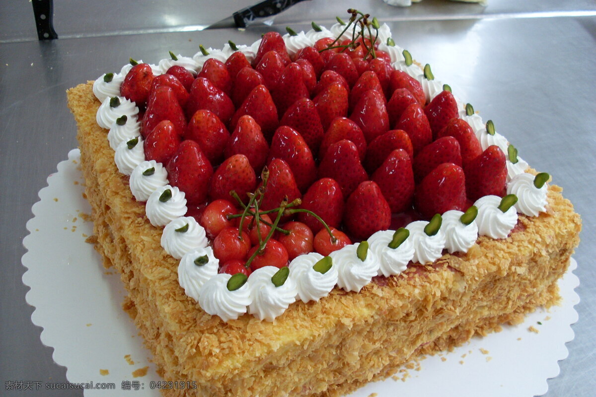 草莓 蛋糕 餐饮美食 草莓蛋糕 方形 开心果 西餐美食 鲜奶 酥皮屑 psd源文件 餐饮素材