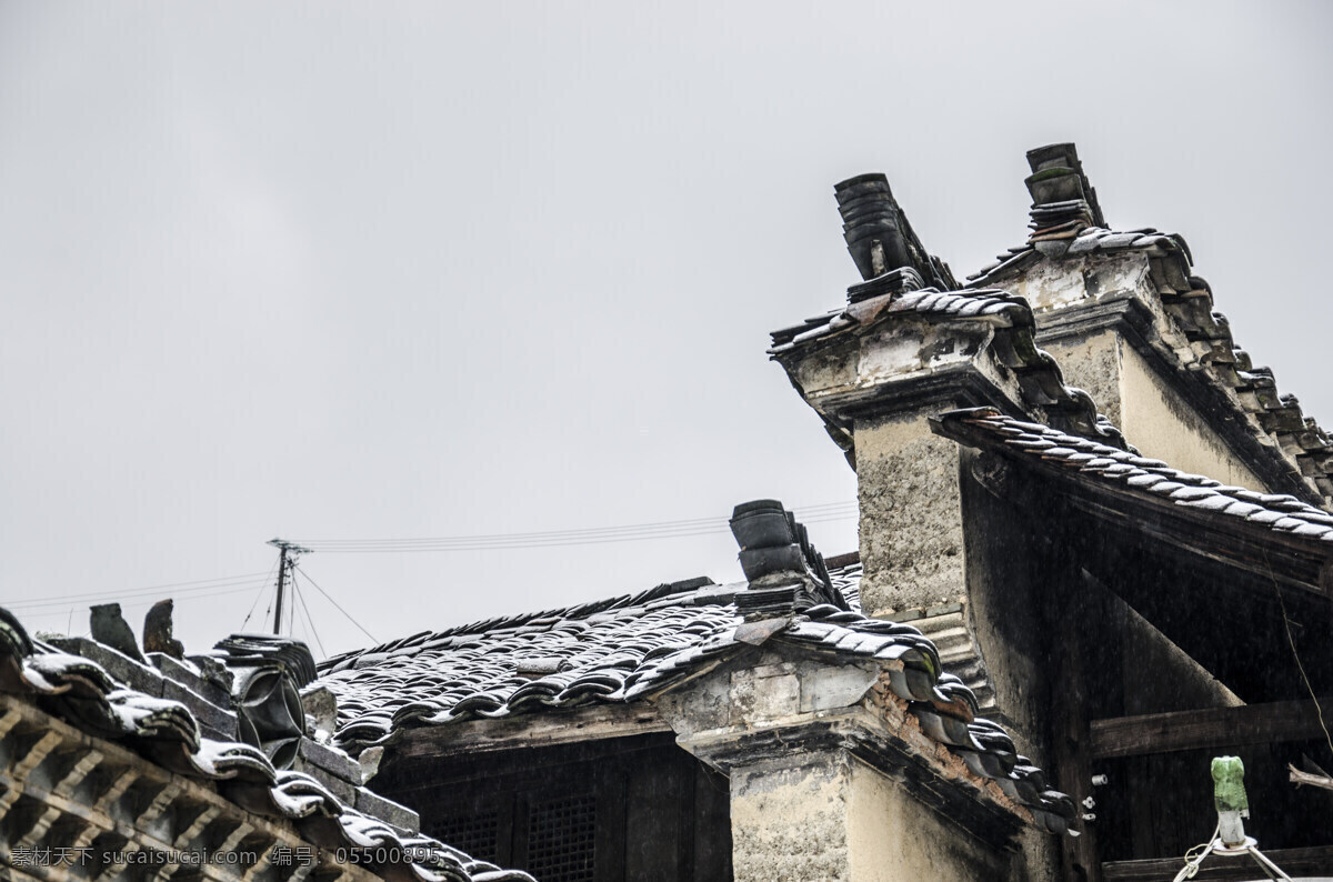 老房子 屋檐 瓦片 老建筑 农村建筑 农村房子 下雪 雪天 积雪 雪景 中国元素 村庄雪景 国内旅游 旅游摄影