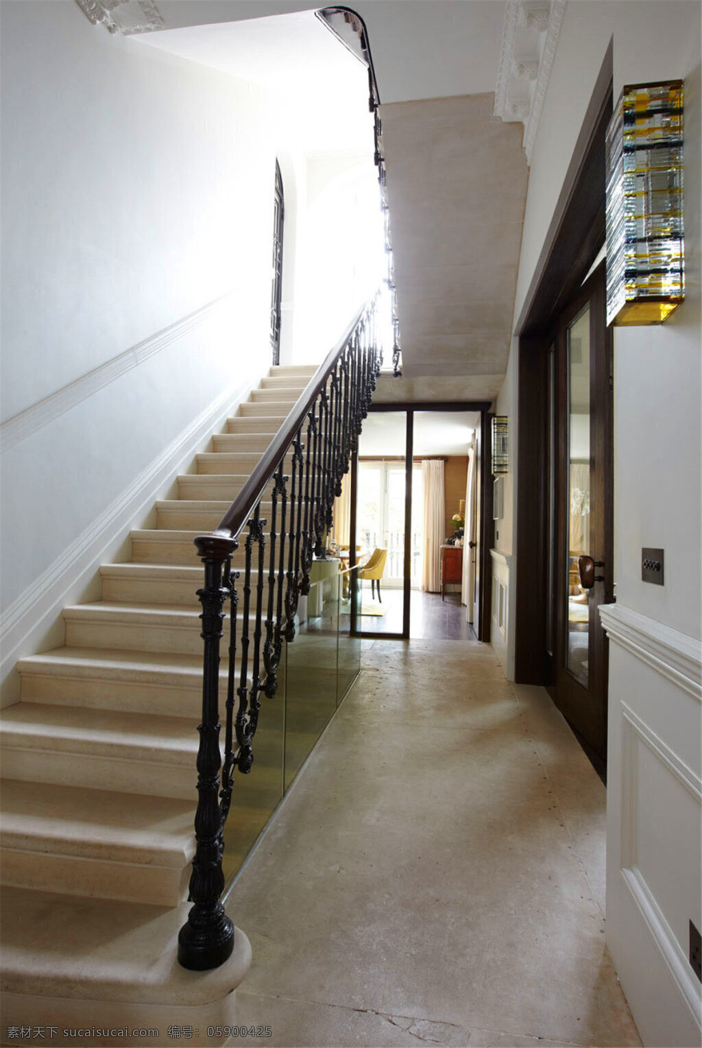 简约 楼梯间 入户 壁灯 装修 效果图 白色墙壁 过道 灰色地板砖 走廊