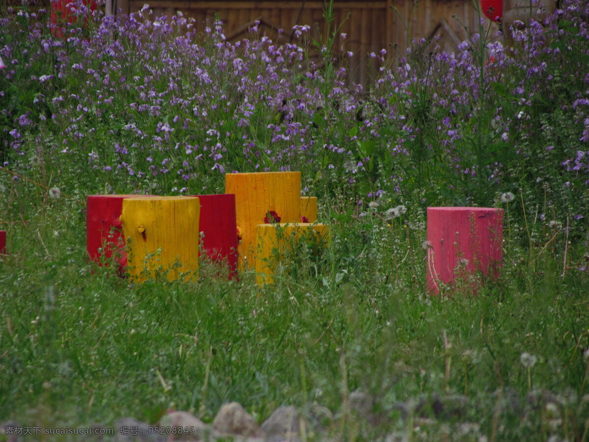 春天 淡紫色 二月兰 建筑园林 绿草地 野花 园林建筑 路边的野花 黄色木桩 红色木桩 粉色木桩 psd源文件