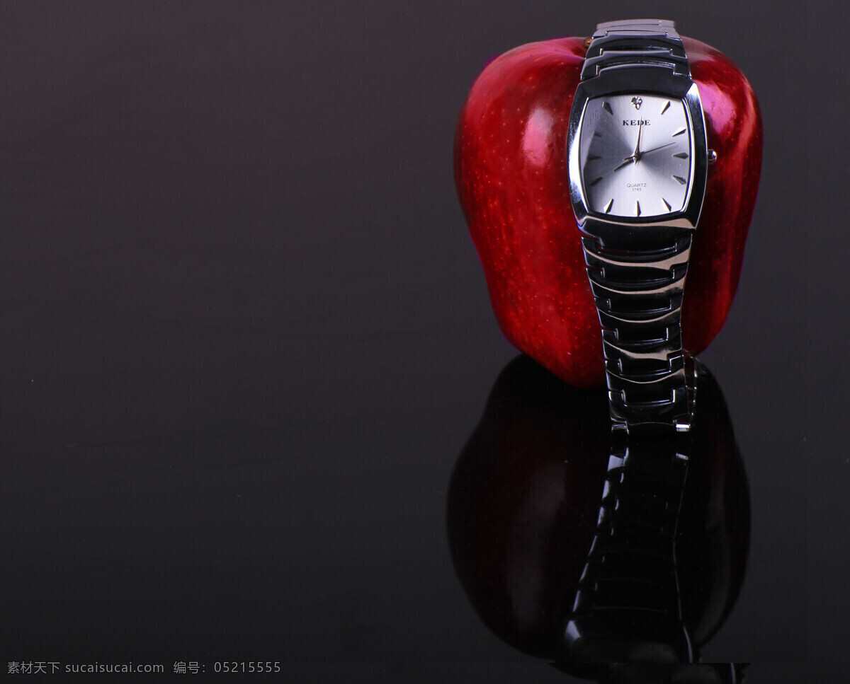 苹果 生活百科 生活素材 手表 水果 水果静物 静物 摄影图片 静物摄影 静物创意摄影 影 棚 psd源文件