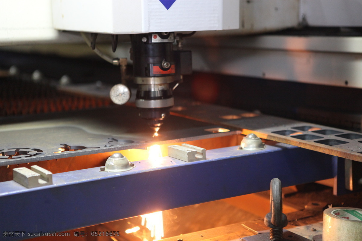 激光切割 激光切割机 激光加工 激光切割头 现代工业加工 激光光束 现代工业生产 工业生产 现代科技