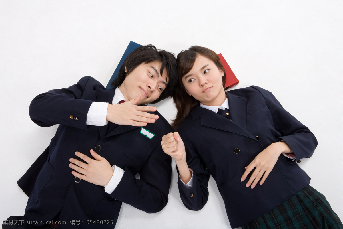 两个 做 游戏 学生 女生 男生 服装 学生服 正装 躺着 亲密 淘气 微笑 开心 高清图片 生活人物 人物图片