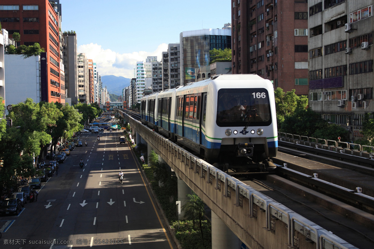 行驶 城市 里 列车 城市建筑 城市交通 交通工具 现代科技 汽车图片
