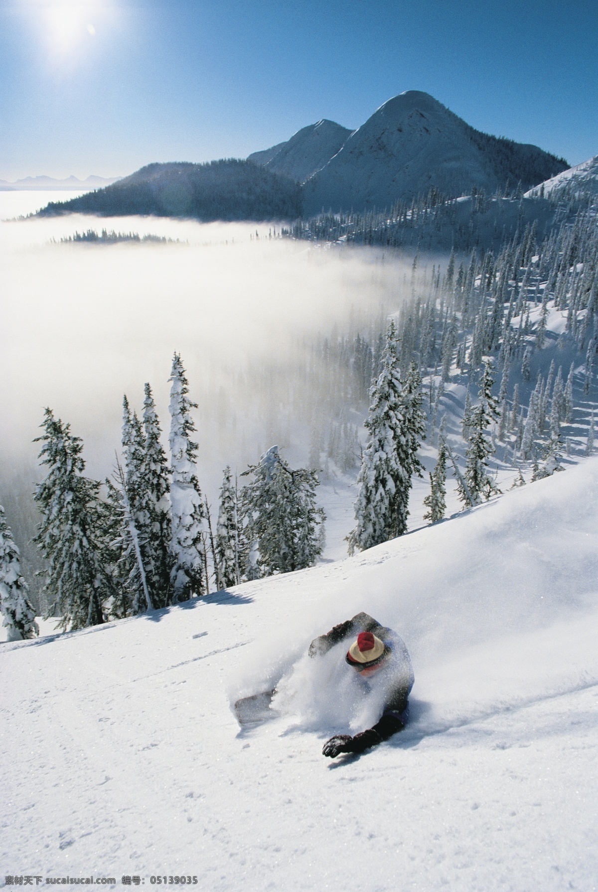 飞速 下滑 滑雪 运动员 雪地运动 划雪运动 极限运动 体育项目 速度 运动图片 生活百科 雪山 风景 摄影图片 高清图片 滑雪图片