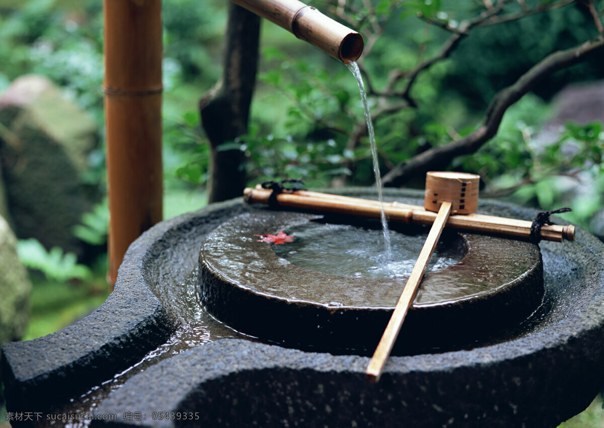 石磨 竹筒 流水 石头 竹瓢 植物 绿叶 背景 石盘 底座 水景 水坑 水池 生产工具 生活用具 生活意境摄影 生活百科 生活素材
