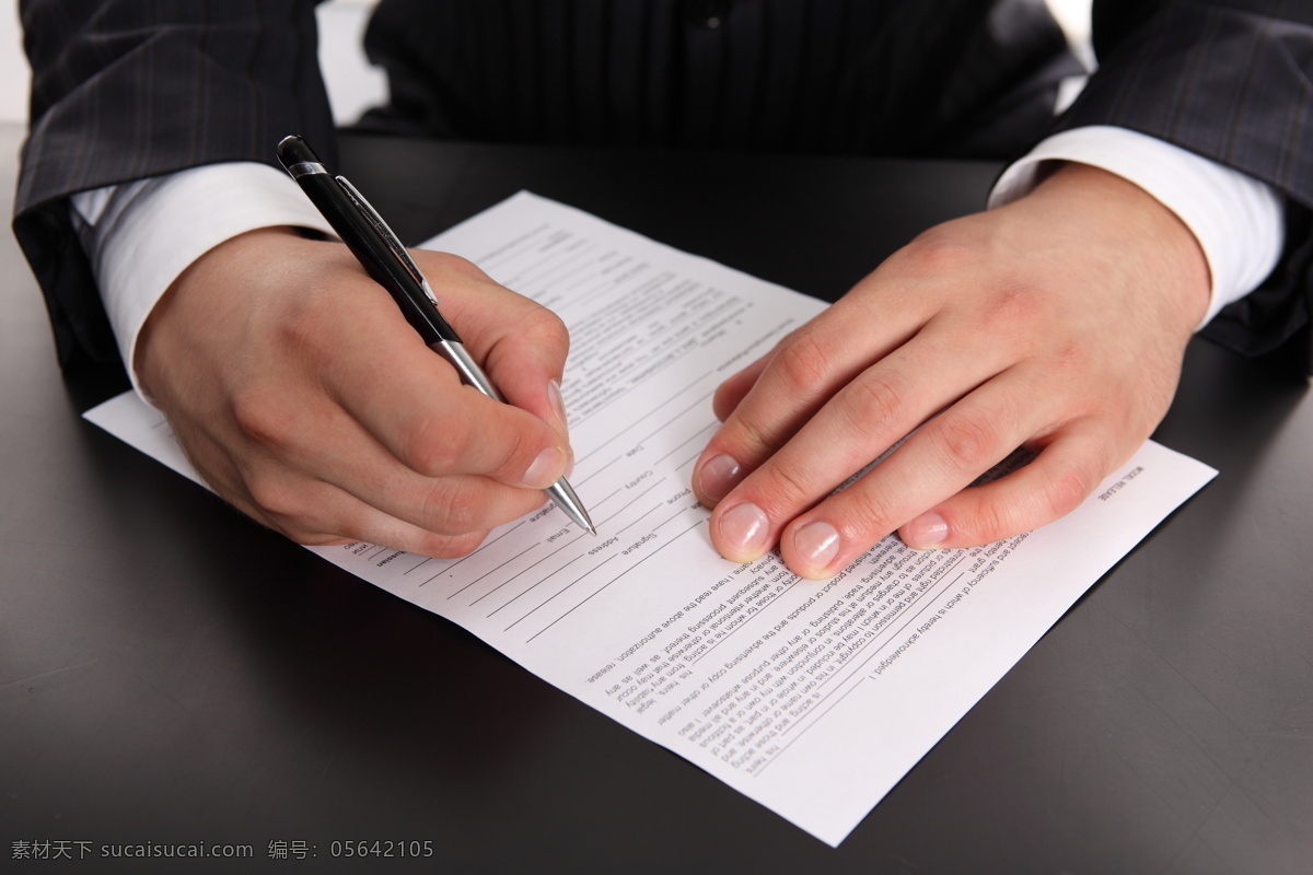正在 签 合同 男人 人物 男性 写字 钢笔 记录 签合同 商务人士 人物图片