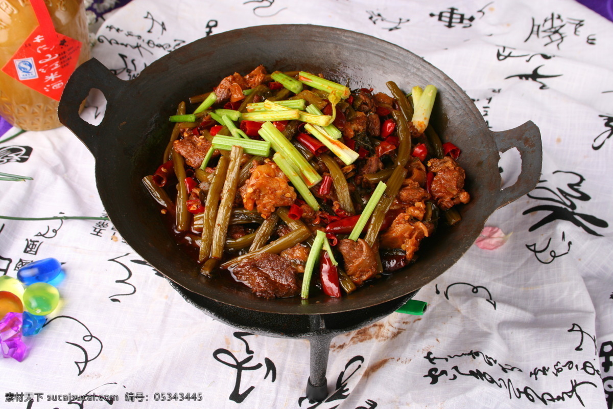 干锅碱菜牛腩 干锅牛腩 牛腩 青椒 红椒 香菜 餐饮美食 传统美食 高清菜谱用图 美食类