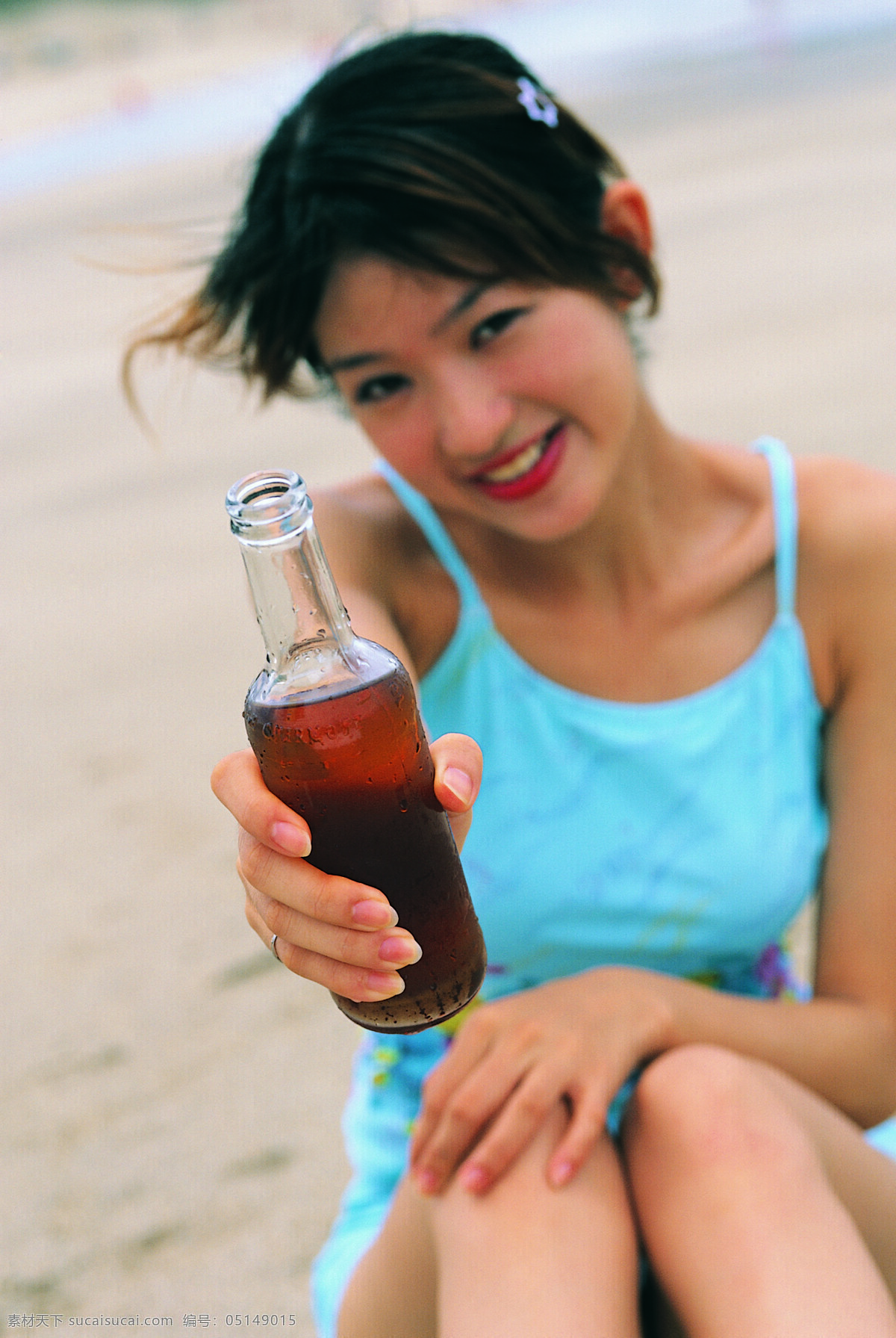 mm 灿烂 丰满 妇女 红酒 蓝色 美丽 美女 美女图片 人物写真 人物 饮料 时尚 漂亮 女孩 阳光 性感 人物图库 人物摄影 摄影图库 psd源文件 餐饮素材