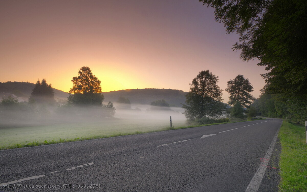 薄雾的公路 风景壁纸 高清风景 桌面 雾中公路 公路 乡间公路 旅游摄影 国外旅游