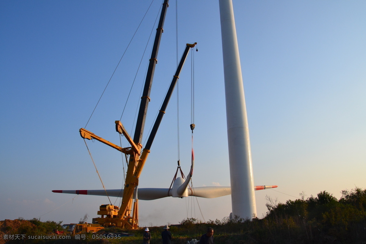 风机安装过程 风机 吊车 安装 晚霞 风电设备 工业生产 现代科技