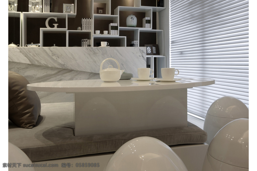 现代 时尚 客厅 白色 百叶窗 室内装修 效果图 白色茶几 白色百叶窗 白色地毯 白色展示柜