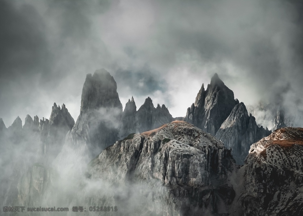 山顶 山脉 山峰 山体 山崖 云朵 云颠 雾气 漂浮 石块 石头 沟壑 自然景观 自然风景