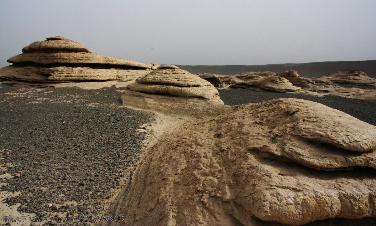 新疆 托克逊 风化 地貌 魔鬼 城 风化焦岩 风化岩 远山 蓝天 沙丘 自然风景 自然景观
