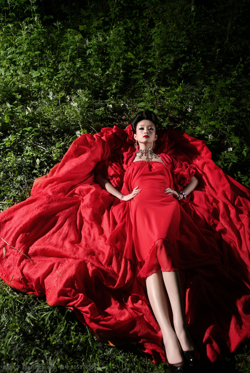 穿红装的美女 红礼服 红唇 美女 躺 绿草地 宝石 首饰 人物图库 人物摄影 摄影图库