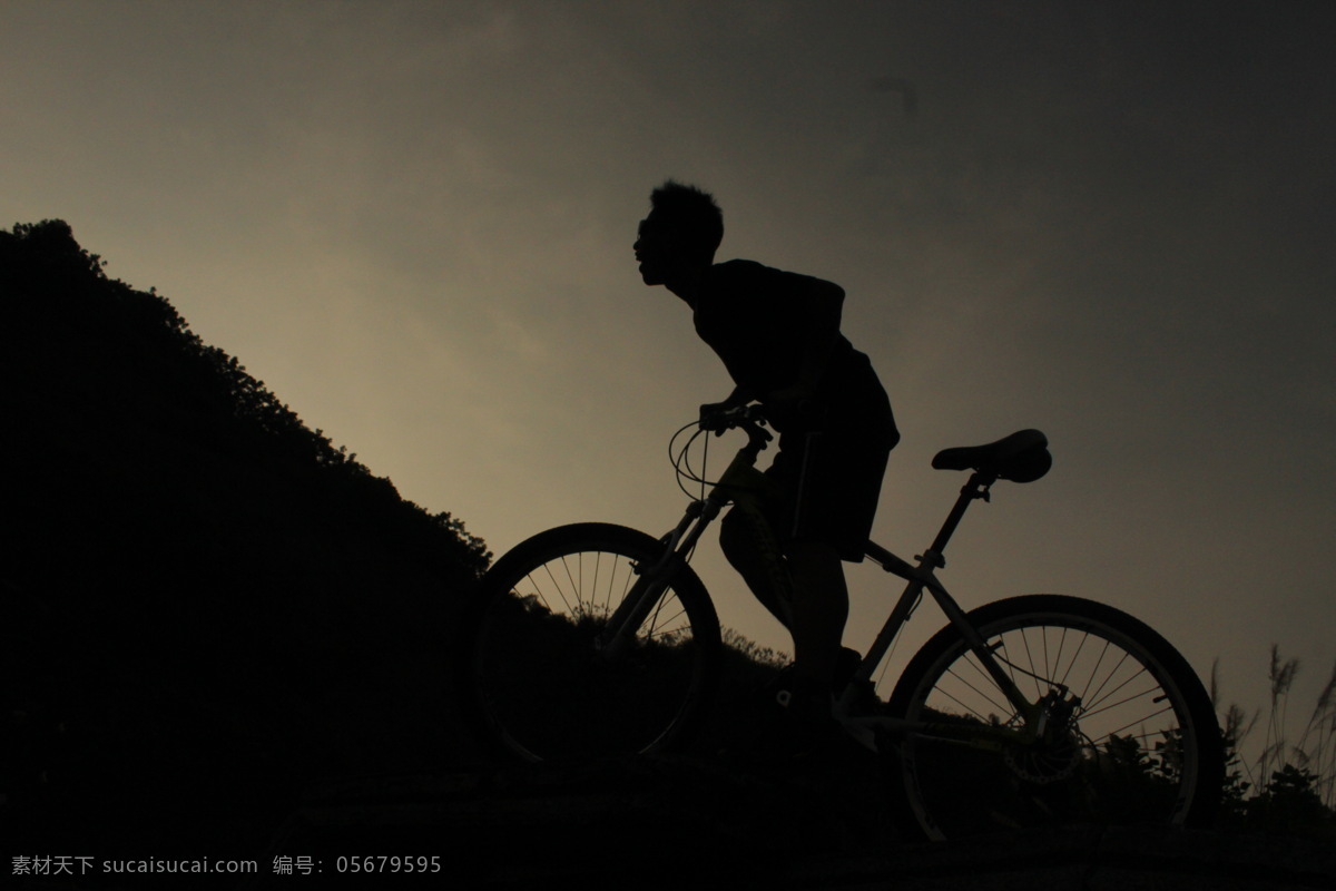 单车剪影 单车 爬山 剪影 青年 夕阳 日常生活 人物图库