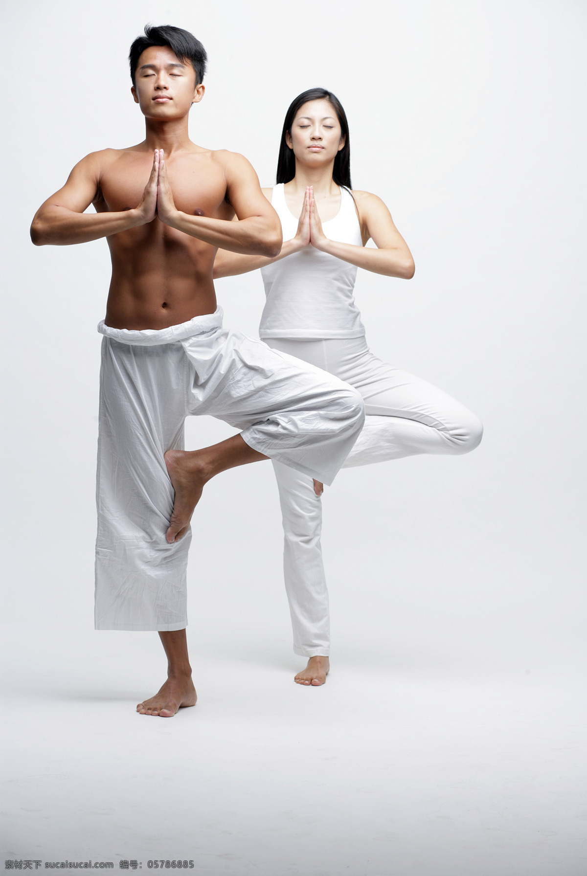 练 瑜伽 男女 人物 女性 男性 健康生活 修身养性 运动 单脚站立 平衡 双手合十 心静 心神合一 安静 闭眼 生活人物 人物图片