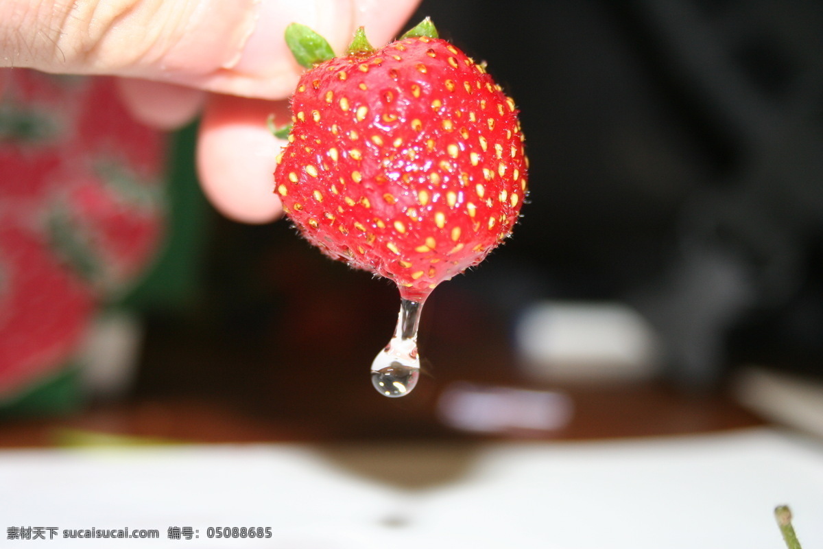 草莓 动感水果 高清水果图片 生物世界 水滴 水果 夏日清爽水果 水 清洗的樱桃 psd源文件