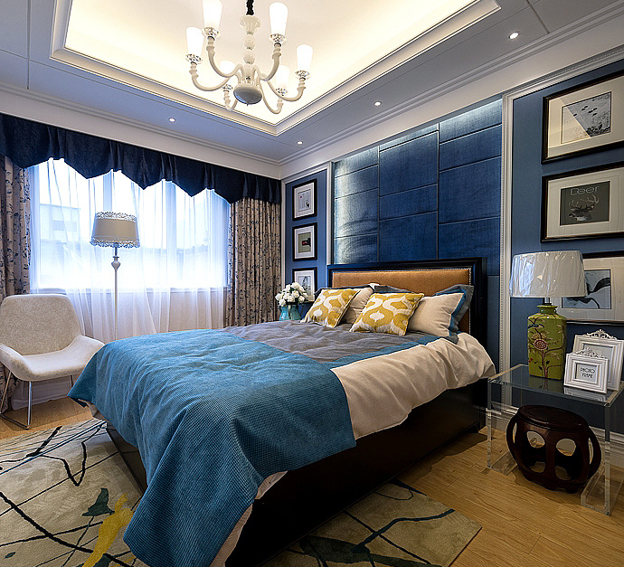 欧式 卧室 壁画 装修 室内 效果图 白色射灯 床铺 床头蓝色背景 方形吊顶 个性吊灯 灰色窗帘 木地板 椅子