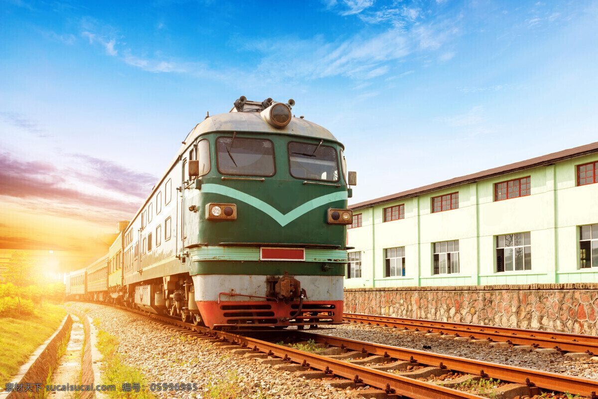 火车 绿皮火车 内燃机车 老式火车 铁道 铁路 钢轨 列车 交通工具 现代科技