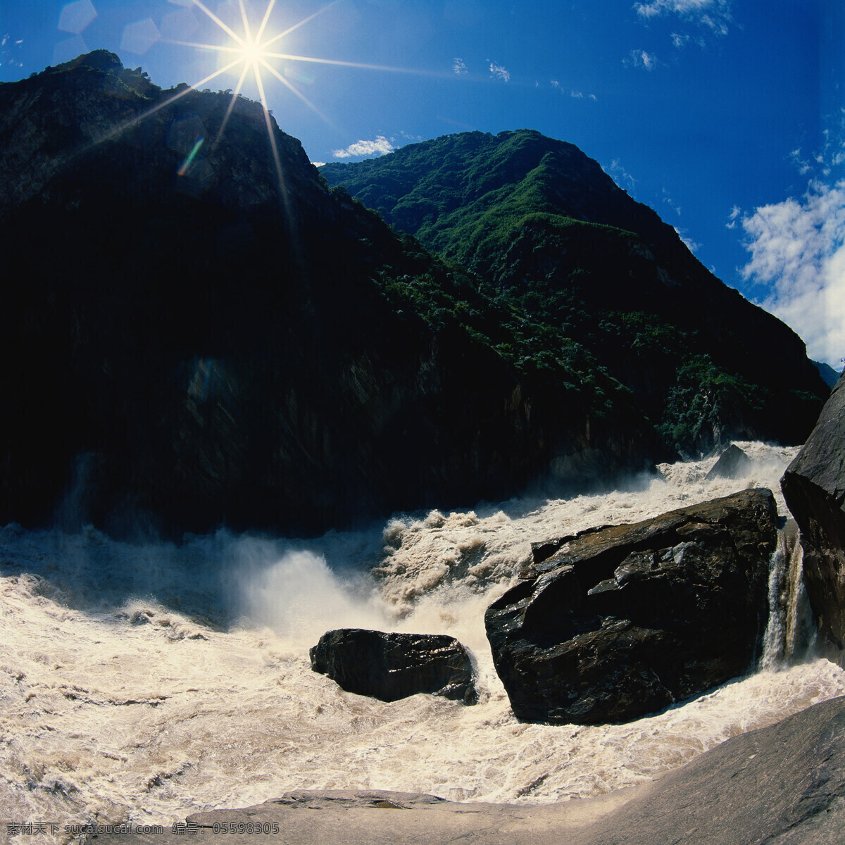 波涛汹涌 大川 景观 大山 高山 青山 绿树 草木 河流 波涛 湍急 太阳 日光 蓝天 白云 景色 高清图片 山水风景 风景图片