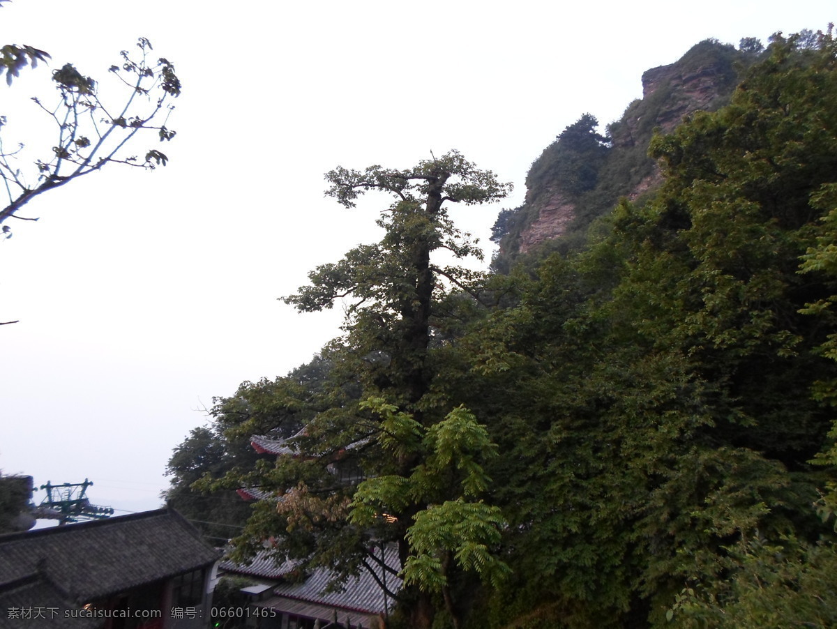 武当山一角 武当山 青山 绿树 山顶 小屋 国内旅游 旅游摄影 白色