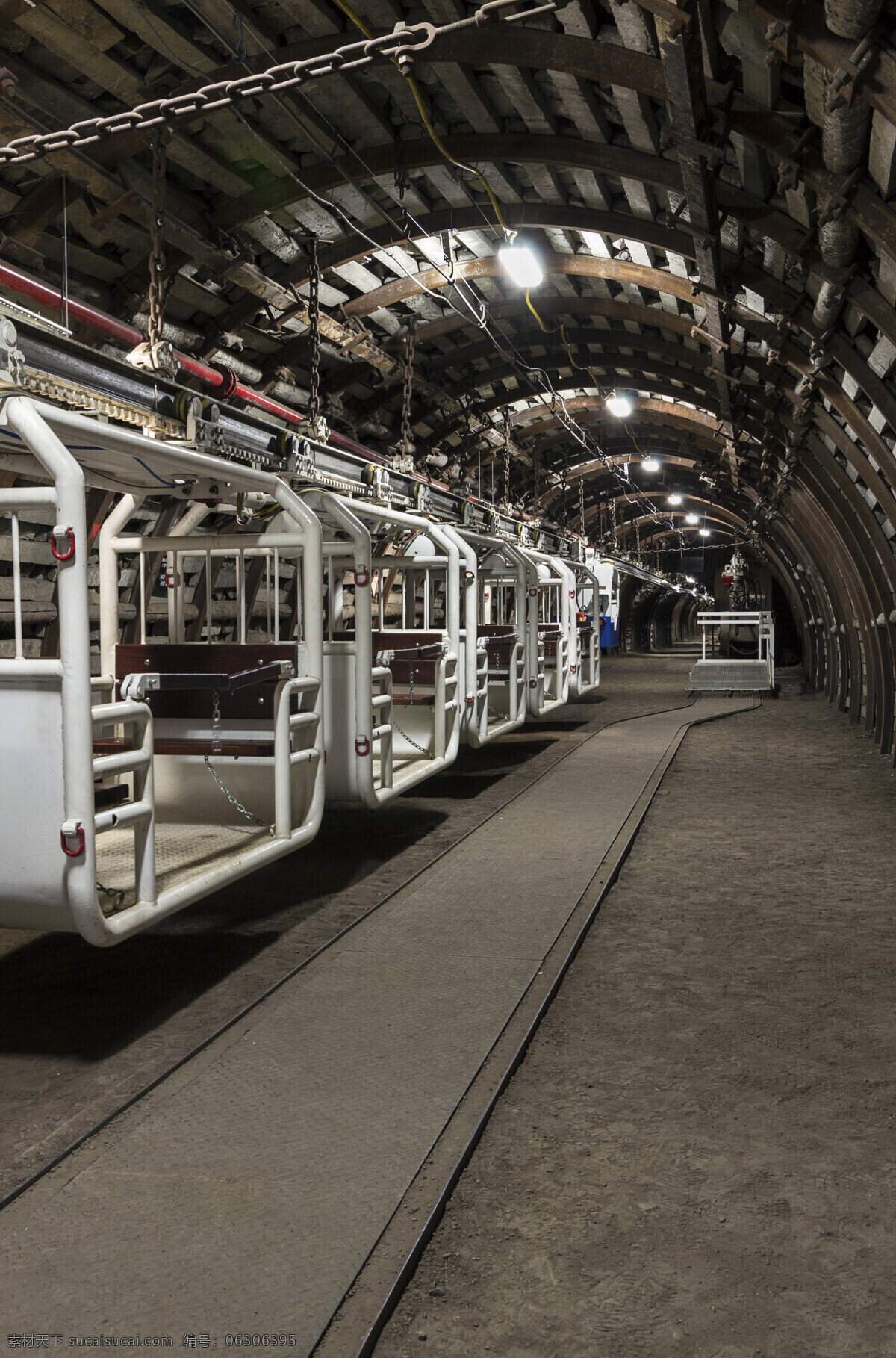 隧道 里 运行 机器 矿井 煤矿 加工 工业生产 运作 其他类别 生活百科 黑色