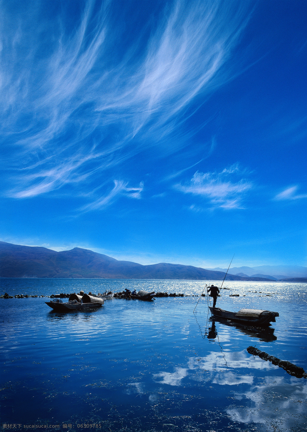 小船 游走 广阔 地方 蓝色 云 旅游 湖水 山脉 休闲 旅游摄影 自然风景