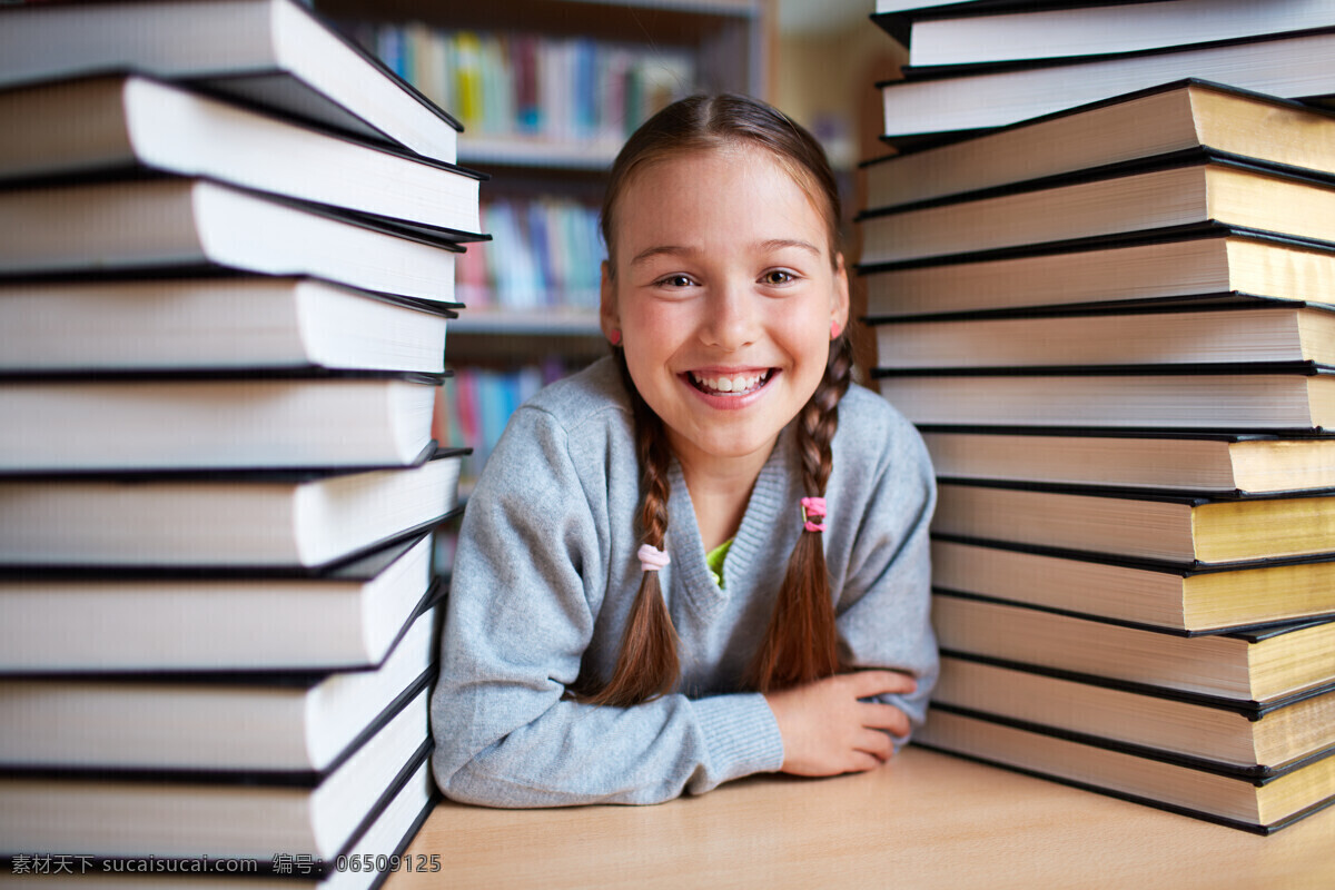 微笑 小女孩 书本 学习教育 小学生 书籍 女生 小孩子 小男生 外国儿童 儿童图片 人物图片