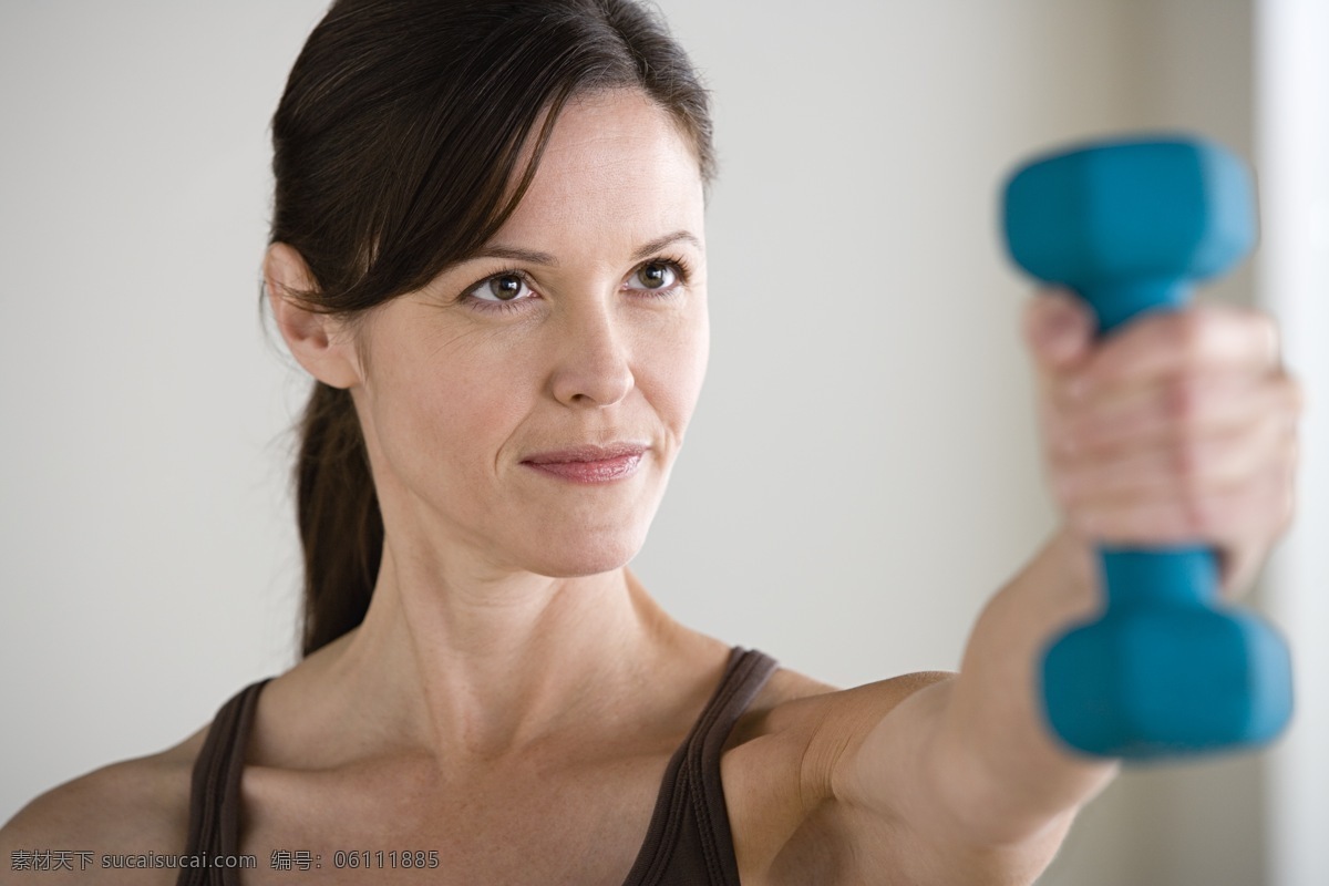 认真 锻炼 手臂 健身 女性 健身女性 外国女性 健身房 有氧运动 生活人物 人物图片