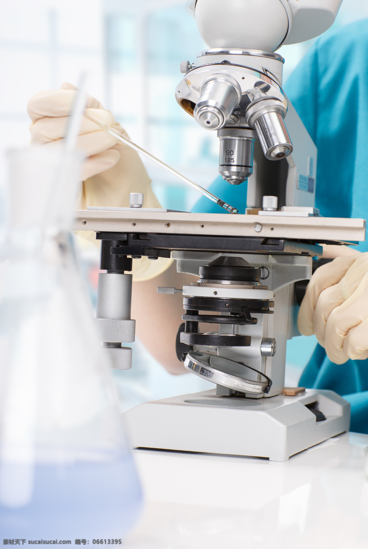 显微镜 分析 烧杯 生物化学 生物学 生物技术 化工 化验师 化学 诊所 临床 发现 现代科技 科学研究 医疗护理