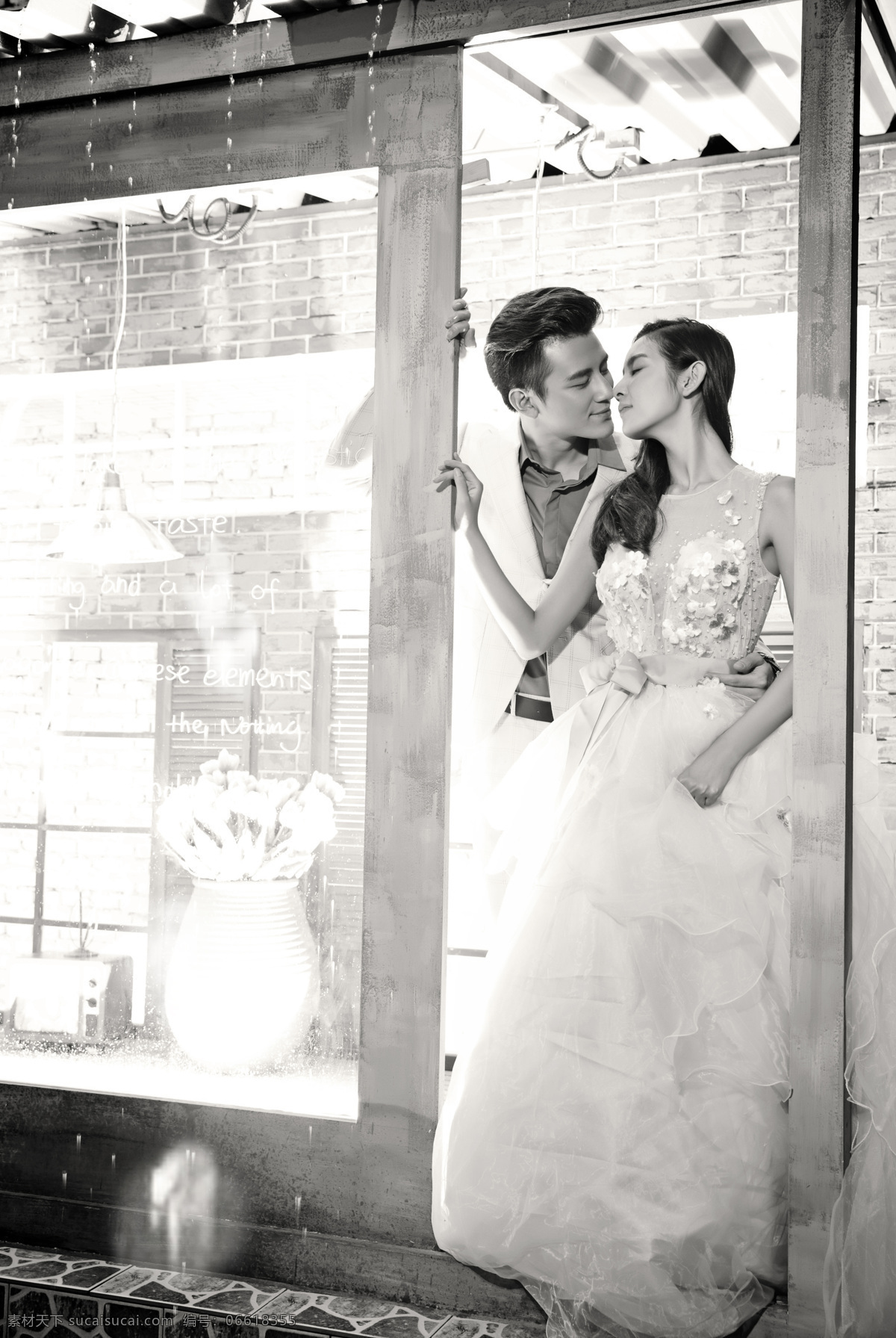 门口 接吻 情侣 婚纱摄影 新人情侣 新郎新娘 结婚照 婚纱情侣 黑白照 情侣图片 人物图片