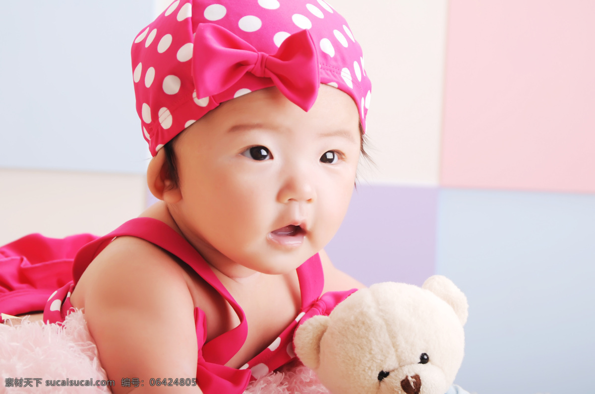 三个月宝宝 彩色墙壁 圆点帽子 蝴蝶结 可爱 婴儿 宝宝 红色比基尼 毛绒绒 玩具 毛毯 笑容 希望 快乐 开心 儿童幼儿 人物图库